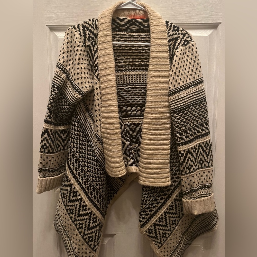 PRE-OWNED LULUMARI WOMEN'S OVERSIZED AZTEC PRINT CARDIGAN-SMALL/MEDIUM